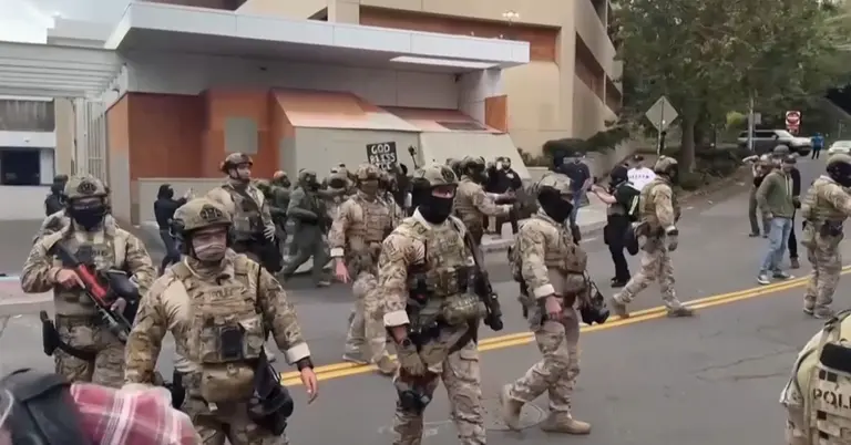 যুক্তরাষ্ট্রের শহরে টহল দিচ্ছে সেনারা